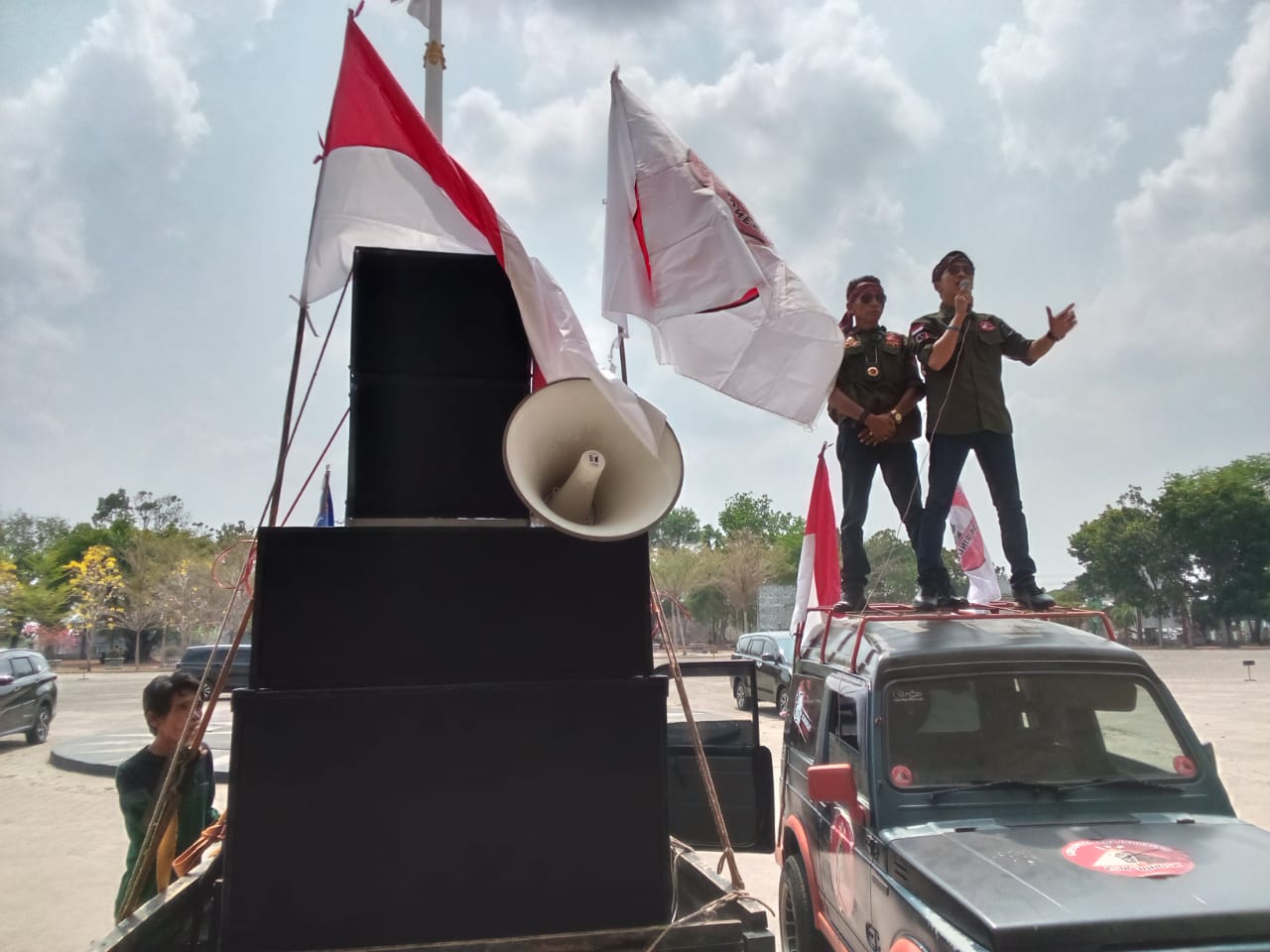 Sekertaris LSM Trinusa saat Orasi, Faqih Fakhrozi 