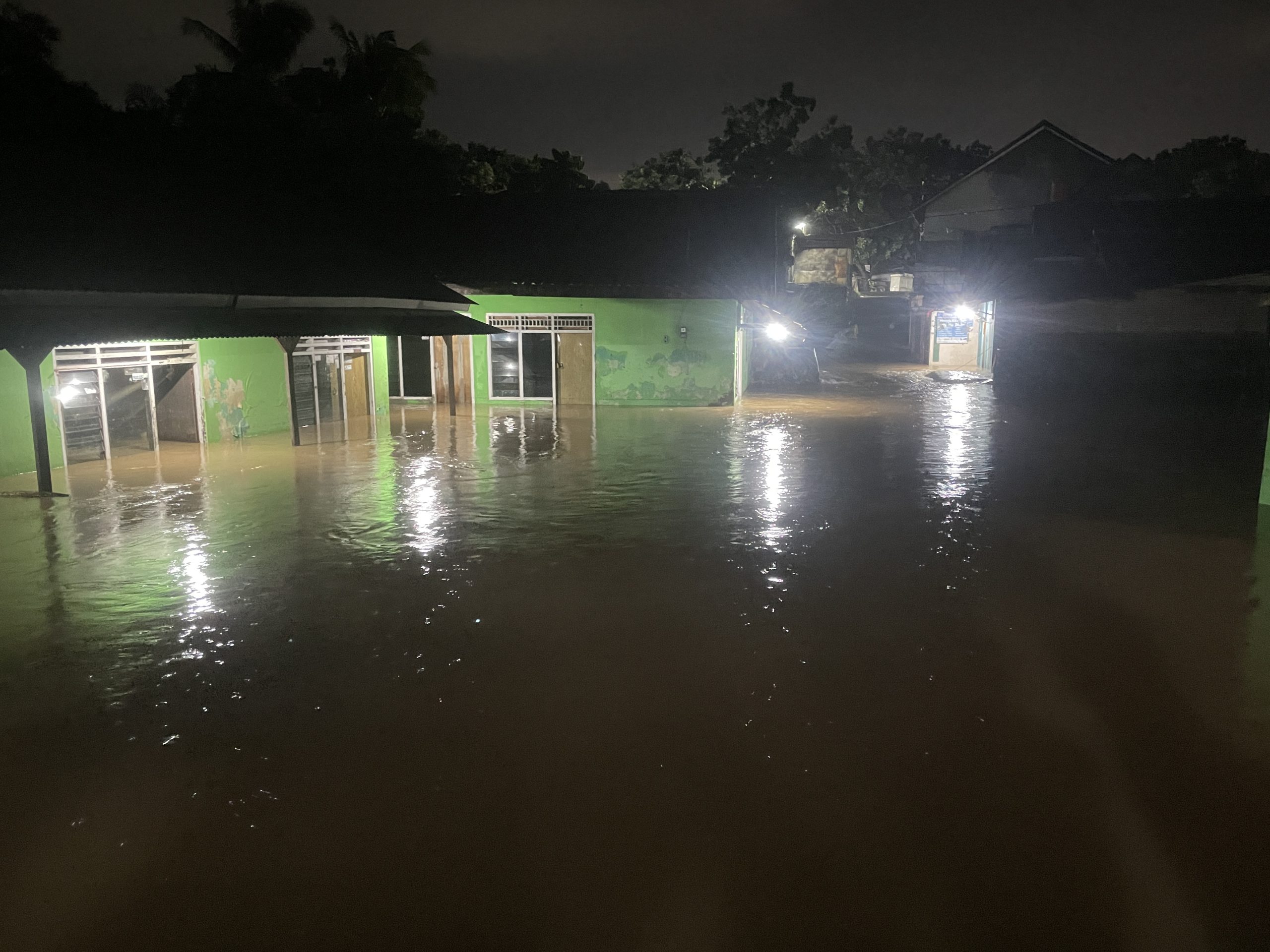 Banjir di Rajabasa sedalam 2 meter, (Foto : Wildan/berandalappung.com). 