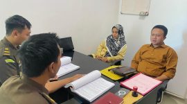 Sentra Penegakan Hukum Terpadu (Gakkumdu) Bawaslu Pesisir Barat melakukan pelimpahan tersangka dan alat bukti terkait perkara dugaan politik uang. Foto : Ist