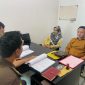 Sentra Penegakan Hukum Terpadu (Gakkumdu) Bawaslu Pesisir Barat melakukan pelimpahan tersangka dan alat bukti terkait perkara dugaan politik uang. Foto : Ist