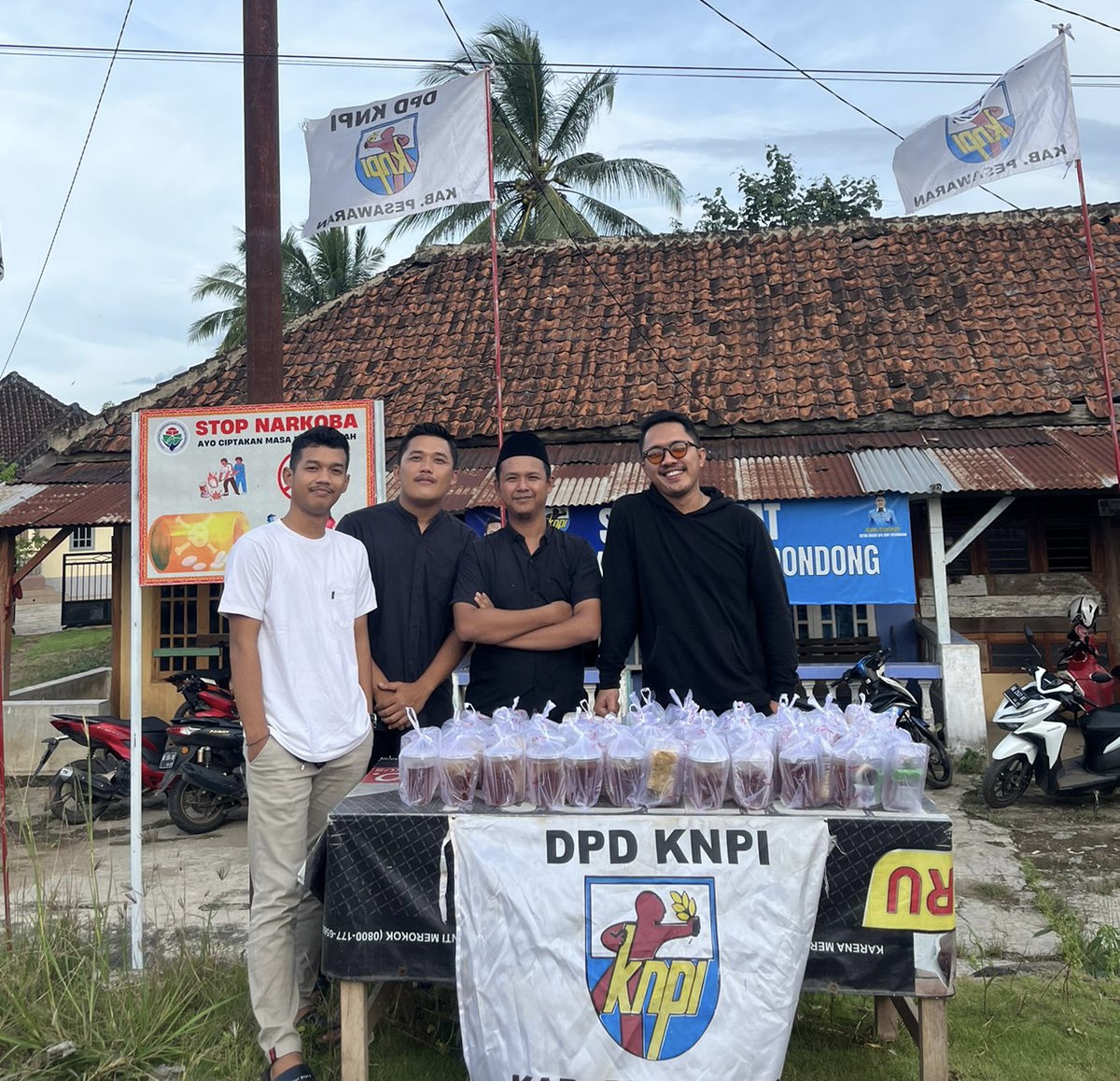 DPK KNPI kedondong berbagi Takjil untuk Masyarakat. Foto : Wildanhanafi/berandalappung.com