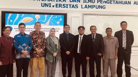 Aristoteles, Mahasiswa prodi Doktor MIPA pada bidang Ilmu Komputer, melaksanakan ujian tertutup di Ruang Sidang Lantai dua Gedung Dekanat FMIPA  Universitas Lampung. Foto : Wildanhanafi/berandalampung.com