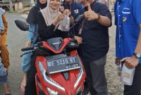 KNPI Kedondong bersama Polsek Kedondong dan Danramil membagikan Takjil kepada Masyarakat. Foto : Wildanhanafi/berandalappung.com