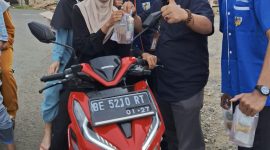 KNPI Kedondong bersama Polsek Kedondong dan Danramil membagikan Takjil kepada Masyarakat. Foto : Wildanhanafi/berandalappung.com