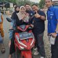 KNPI Kedondong bersama Polsek Kedondong dan Danramil membagikan Takjil kepada Masyarakat. Foto : Wildanhanafi/berandalappung.com