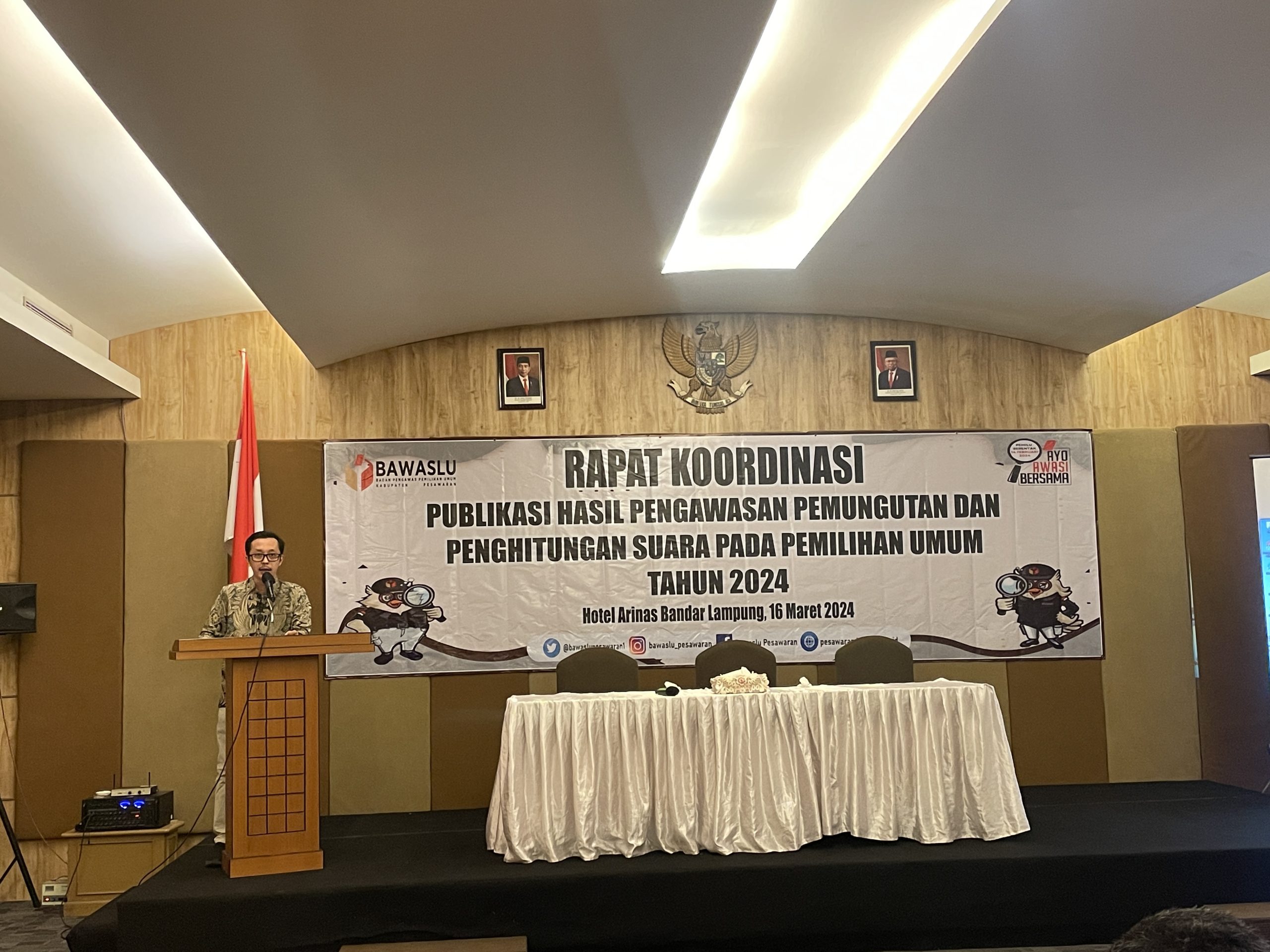 Ketua Bawaslu Pesawaran Fatihunnajah memaparkan temuan dalam proses pemungutan dan rekapitulasi suara pemilu 2024, di hotel Arinas Bandar Lampung. Foto : Wildanhanafi/berandalappung.com