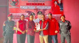 Pengambilan berkas penjaringan calon walikota Eva Dwiana diwakili oleh Lission Officer (LO) Roni. Foto : Ist