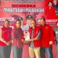 Pengambilan berkas penjaringan calon walikota Eva Dwiana diwakili oleh Lission Officer (LO) Roni. Foto : Ist