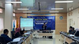 Aristoteles memaparkan desertasi di hadapan tim penguji. Foto : Wildanhanafi/berandalampung.com