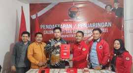 Mukti Shoheh mengambil Formulir pendaftran di DPC PDIP Pesawaran. Foto : Ist
