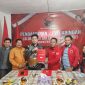 Mukti Shoheh mengambil Formulir pendaftran di DPC PDIP Pesawaran. Foto : Ist