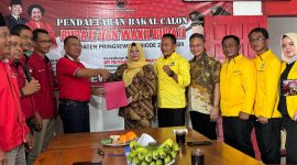 Ririn Kuswantari mendaftar penjaringan calon Bupati Pringsewu di PDIP setempat, pada Jumat (26/4/2024). Foto : Ist 
