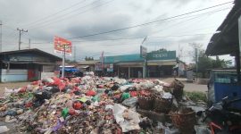 Tumpukan sampah di tengah-tengah Pasar Baru Kedondong. Foto Dok berandalampung.com