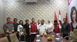 Hanan A.Razak Mengambil Formulir Pendaftaran Bacagub Lampung. Foto : Ist