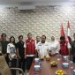 Hanan A.Razak Mengambil Formulir Pendaftaran Bacagub Lampung. Foto : Ist