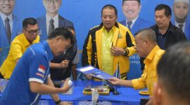 Ketua DPD I Golkar Lampung Arinal Djunaidi, mengambil berkas formulir pendaftaran bakal calon gubernur di DPW PAN Lampung. Foto : Dok Berandalappung.com