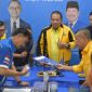 Ketua DPD I Golkar Lampung Arinal Djunaidi, mengambil berkas formulir pendaftaran bakal calon gubernur di DPW PAN Lampung. Foto : Dok Berandalappung.com
