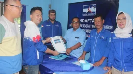 Kiki The Potters Mengambil Formulir Sebagai Bakal Calon Wakil Bupati Lampung Selatan. Foto : Ist