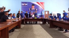 Herman HN kembalikan berkas PAN dan Demokrat. Foto : berandalappung.com