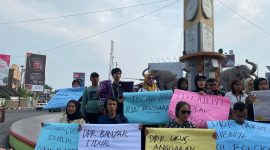 Berbagai organisasi jurnalis Lampung yang tergabung di dalam Koalisi Kebebasan Pers Lampung menggelar aksi tolak Revisi UU Penyiaran. Dok: Ist