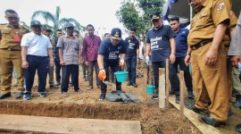 Gubernur Lampung Arinal Djunaidi Berikan Bantuan bedah rumah kepada warga Mulang Maya, Lampung Utara. Dok : berandalappung.com