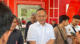 Mantan Bupati Peingsewu Fauzi usai jalani Fit And Propertest di PDI Lampung. Dok : berandalappung.com