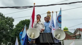 Federasi Serikat Pekerja Metal Indonesia (FSPMI) menggelar aksi di halaman Kantor DPRD Pemerintah Provinsi (Pemprov) Lampung. Foto : Ist