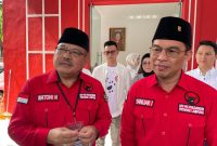 Politisi PDIP Lampung Yanuar mengambil berkas pencalonan sebagai wakil gubernur Lampung bersama Ketua Tim Penjaringan Waroni Nurdin. Dok : berandalappung.com