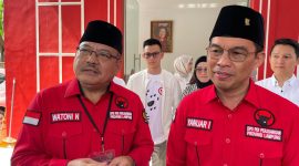 Politisi PDIP Lampung Yanuar mengambil berkas pencalonan sebagai wakil gubernur Lampung bersama Ketua Tim Penjaringan Waroni Nurdin. Dok : berandalappung.com