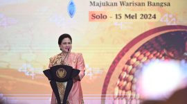 Ibu Negara Iriana Jokowi membuka secara langsung Peringatan HUT Dekranas ke-44 yang berlangsung meriah ini ditandai dengan pemukulan gong. Dok : Ist
 