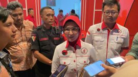 Isti Bupati Pesawaran Nanda Indira Dendi usai menjalani fit and propert test di DPD PDI Perjuangan Lampung. Foto : Wildanhanafi/berandalappung.com