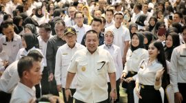 Gubernur Lampung Arinal Djunaidi menyerahkan SK Pegawai Pemerintah dengan Perjanjian Kerja (PPPK) Dok : Biro Adpim