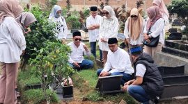 Pengurus Persatuan Wartawan Indonesia (PWI) Lampung melaksanakan ziarah kubur ke makam para pendiri dan tokoh pers di Provinsi Lampung. Dok : PWI Lampung