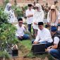 Pengurus Persatuan Wartawan Indonesia (PWI) Lampung melaksanakan ziarah kubur ke makam para pendiri dan tokoh pers di Provinsi Lampung. Dok : PWI Lampung
