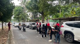 Relawan Umar Ahmad Bagikan kembang telur di depan kantor DPD PDIP Lampung. Dok : berandalappung.com