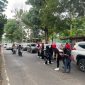 Relawan Umar Ahmad Bagikan kembang telur di depan kantor DPD PDIP Lampung. Dok : berandalappung.com