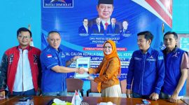 Bakal Calon Kepala Daerah Partai Demokrat, Bacabup Pesawaran Nanda Indira menyerahkan berkasnya Ke DPD Partai Demokrat Lampung. Dok : Toni Mahasan. 