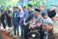 Anggota Majelis Tinggi DPP Partai Demokrat Andi Mallarangeng mewakili pihak keluarga besar, memohon doa dan permintaan maaf untuk almarhum KH Arief Mahya kepada pelayat yang hadir di pemakaman, Kamis (16/5/2024). Dok : berandalappung.com