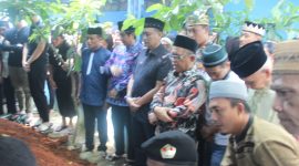 Anggota Majelis Tinggi DPP Partai Demokrat Andi Mallarangeng mewakili pihak keluarga besar, memohon doa dan permintaan maaf untuk almarhum KH Arief Mahya kepada pelayat yang hadir di pemakaman, Kamis (16/5/2024). Dok : berandalappung.com