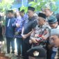 Anggota Majelis Tinggi DPP Partai Demokrat Andi Mallarangeng mewakili pihak keluarga besar, memohon doa dan permintaan maaf untuk almarhum KH Arief Mahya kepada pelayat yang hadir di pemakaman, Kamis (16/5/2024). Dok : berandalappung.com