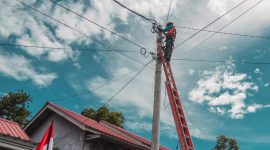 Petugas PLN Saat Memperbaiki Jaringan Listrik di Lampung |  Dok : berandalappung.com 
