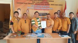 Ketua DPC Hanura Tubaba serahkan berkas pencalonan kepala daerah ke DPD Hanura Lampung. Foto : Dok berandalappung.com