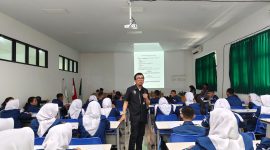 Alumni Himaprotekta FP Unila Hengki Irawan, disaat memberikan materi kepada mahasiswa baru. Foto : Wildanhanafi/berandalappung.com