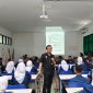 Alumni Himaprotekta FP Unila Hengki Irawan, disaat memberikan materi kepada mahasiswa baru. Foto : Wildanhanafi/berandalappung.com