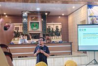 Direktur Law Firm Connection Hengki Irawan menyampaikan materi peningkatan kompetensi guru di SMA 1 Negeri Terbanggi Besar. Foto : Wildan hanafi/berandalappung.com