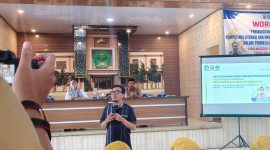 Direktur Law Firm Connection Hengki Irawan menyampaikan materi peningkatan kompetensi guru di SMA 1 Negeri Terbanggi Besar. Foto : Wildan hanafi/berandalappung.com