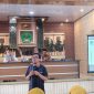 Direktur Law Firm Connection Hengki Irawan menyampaikan materi peningkatan kompetensi guru di SMA 1 Negeri Terbanggi Besar. Foto : Wildan hanafi/berandalappung.com