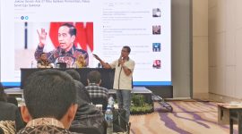 Ketua PWI Lampung Wirahadikusumah saat memberikan materi di acara Bawaslu Terkait Rapat Koordinasi aplikasi SIGAPLapor Pada Penyelenggaraan Pemilihan Umum Tahun 2024. Foto : Wildanhanafi/berandalappung.com