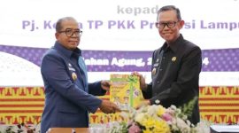 Plh Gubernur Lampung Fahrizal Darminto resmi melakukan serah terima jabatan (Sertijab) kepada Penjabat (Pj) Gubernur Lampung, Samsudin. Foto : Adpim Lampung