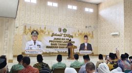 Penjabat (PJ) Gubernur Lampung Samsudin menyambut kepulangan jamaah haji kelompok terbang (kloter) pertama. Foto : Wildanhanafi/berandalappung.com